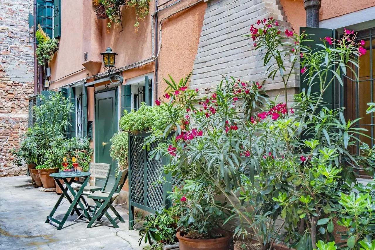 Lo Squero 1 The Secret Courtyard In Dorsoduro Apartment Venice