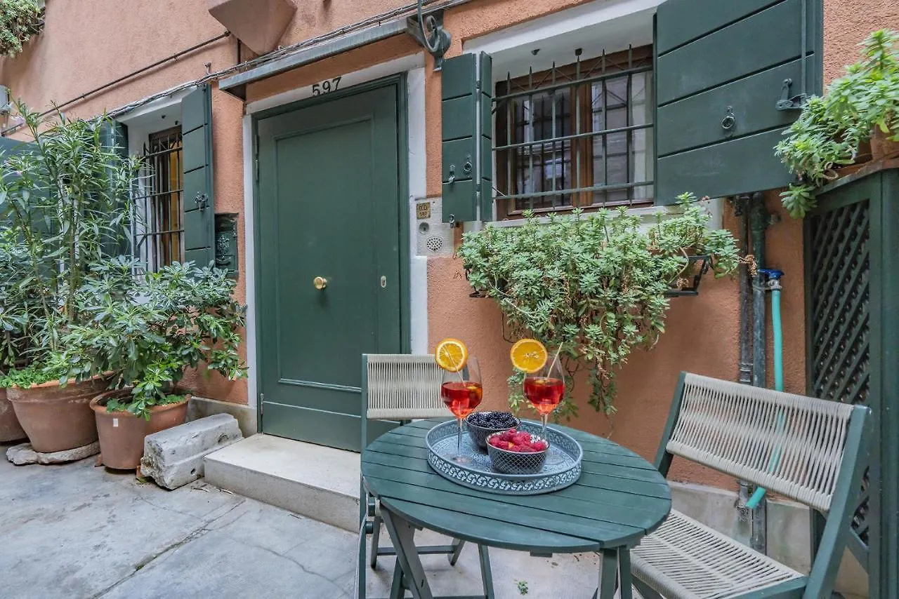 Lo Squero 1 The Secret Courtyard In Dorsoduro Apartment Venice